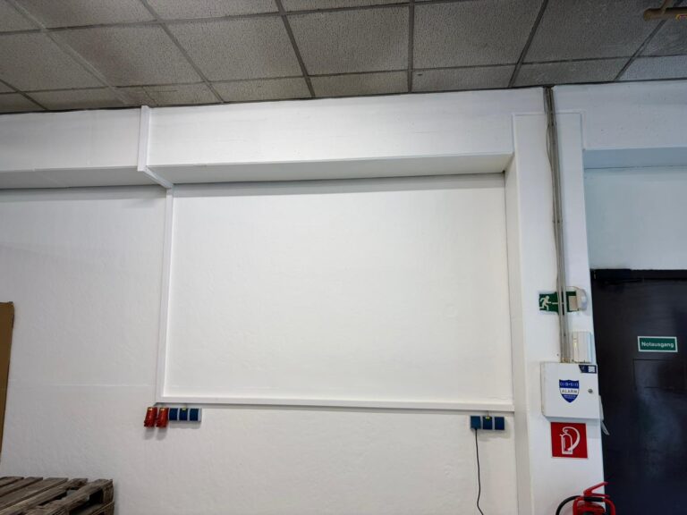 Neue Steckdosen im Kabelkanal einer Werkstatt